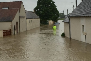 inondation-village-de-gidy-loiret-encercle-par-les-eaux.jpg